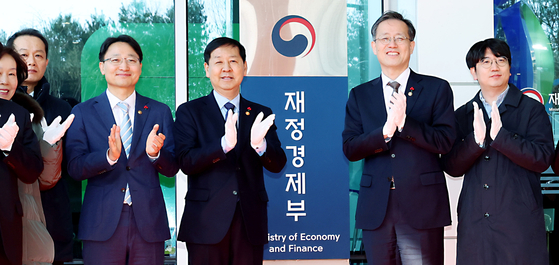 구윤철 부총리 겸 재정경제부 장관이 2일 세종시 정부세종청사 중앙동에서 열린 재정경제부 출범 현판 제막을 마친 뒤 박수를 치고 있다. 뉴스1