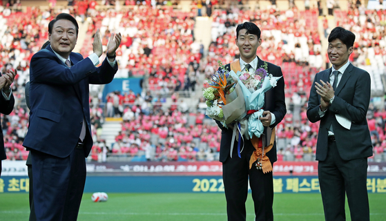 2022년 6월 2일 서울월드컵경기장에서 열린 2002한일월드컵 20주년 기념 대한민국과 브라질 축구 국가대표팀 친선경기에 앞서 잉글랜드 프로축구 프리미어리그(EPL)에서 아시아 선수 최초로 득점왕을 차지한 손흥민 체육훈장 청룡장을 받았다. 대통령실사진기자단