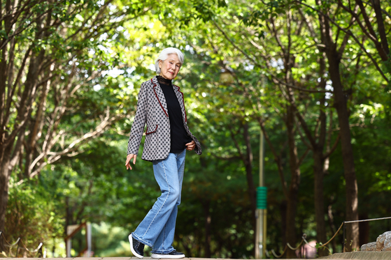 최순화씨는 지난해 미스 유니버스 코리아 본선 무대에 진출해 60살 어린 손녀딸뻘 모델들과 당당히 어깨를 나란히 했다. 김종호 기자