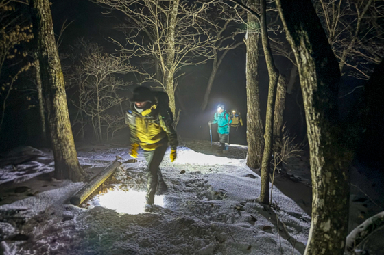 일출 산행을 계획한다면 랜턴을 꼭 챙겨야 한다.