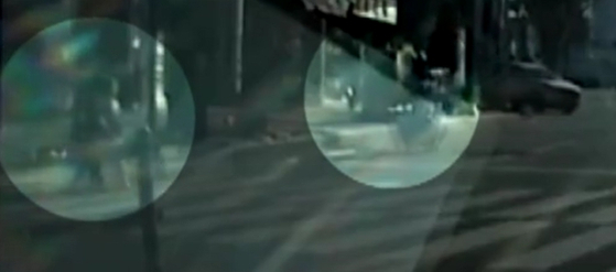 지난달 31일 충북 청주시 청원구 내덕동의 한 삼거리에서 어린이 2명을 오토바이로 치고 도주한 30대 남성이 경찰에 붙잡혔다. 사진은 사고 당시 어린이들을 향해 달려오는 오토바이. 사진 JTBC 캡처