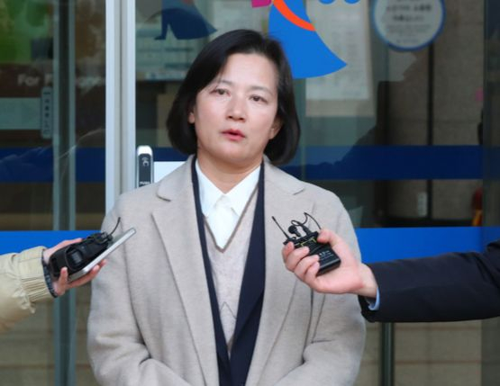 고검 검사로 강등된 정유미 검사장이 지난달 12일 오후 서울 서초구 서울행정법원에 인사명령 처분 취소 청구 소장 접수 전 취재진 질문에 답하고 있다. 뉴시스