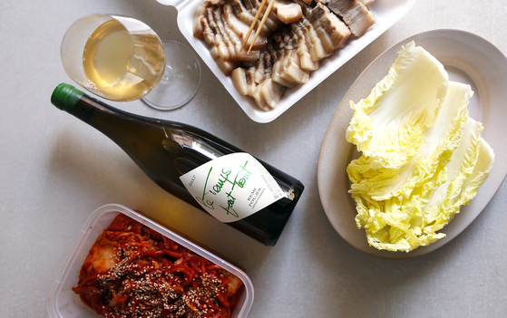 보쌈은 돼지고기 수육에 양념이 강한 김치와 젓갈을 함께 먹는다. 이 조합에는 뉴질랜드에서 생산한 소비뇽 블랑이 어울린다. [사진 이영지]