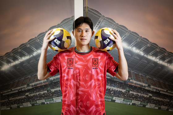 지난해 K리그1에서 13골 12도움을 기록해 MVP를 수상한 이동경은 북중미 월드컵 최종 엔트리에 합류해 4년 전 부상으로 무산된 본선 첫 출전의 꿈을 이룬다는 각오다. 축구대표팀 유니폼을 착용한 이동경을 좌우대칭 형태로 촬영한 모습. 전민규 기자