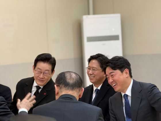 강훈식 대통령실 비서실장이 지난 1일 청와대 직원식당에서 이재명 대통령과 떡국 조찬을 하는 모습을 공개했다. 사진 강훈식 비서실장 페이스북 캡처