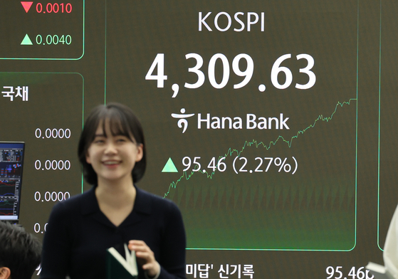 2026년 첫 거래일인 2일 서울 중구 하나은행 딜링룸에서 한 딜러가 활짝 웃고 있다. 이날 코스피는 전장보다 95.46포인트(2.27%) 급등한 4309.63으로 장을 마쳤다. 연합뉴스