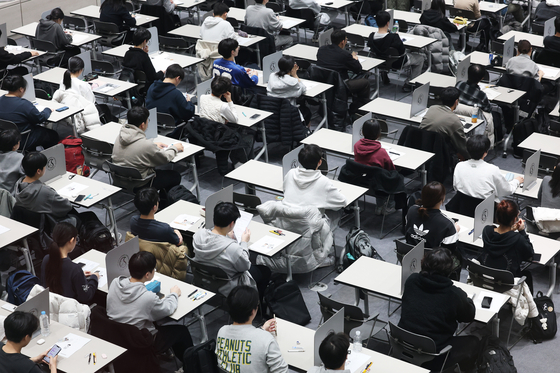 지난해 11월 16일 서울 종로구 성균관대에서 열린 2026학년도 수시모집 논술시험에서 수험생들이 시험을 준비하고 있다. 뉴스1