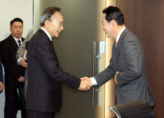  장동혁 국민의힘 대표가 2일 서울 서초구 영포빌딩에서 이명박 전 대통령을 만나 외연 확장 등 당 운영 방안과 지방선거 전략에 관한 조언을 듣고 있다. 국회사진기자단