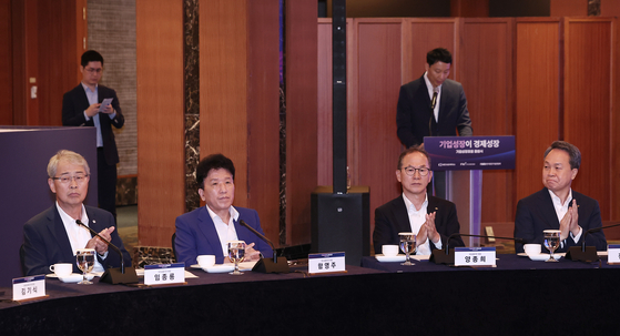 임종룡 우리금융지주 회장(왼쪽부터), 함영주 하나금융지주 회장, 양종희 KB금융지주 회장, 진옥동 신한금융지주 회장. 뉴스1