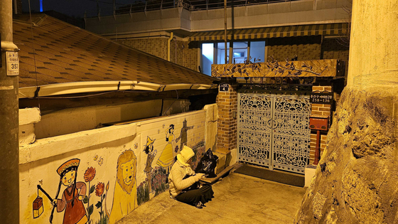 지난해 12월 30일 오후 10시 용산구 이태원의 한 점집 앞에 점을 보기 위해 '오픈런'에 나선 시민의 모습. 김정재 기자