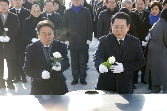 강기정 광주시장과 김영록 전남도지사가 2일 광주광역시 북구 운정동 국립5·18민주묘지를 찾아 헌화참배하고 있다. 뉴스1