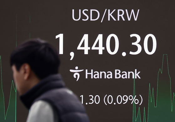 새해 첫 거래일인 2일 오전 서울 중구 하나은행 딜링룸 전광판에 환율이 나오고 있다.  이날 원·달러 환율은 전 거래일 주간거래 종가(1447원)보다 7원 내린 1440원으로 출발했다. 뉴스1