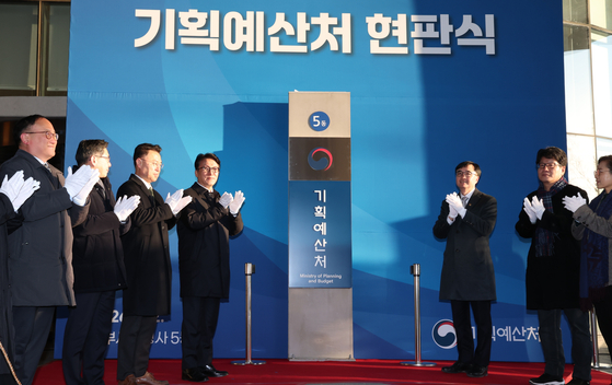 김민석 국무총리가 2일 오전 세종시 정부세종청사 6동에서 열린 기획예산처 개청 현판식에 참석해 부처 관계자들과 현판 제막을 마친 뒤 박수를 치고 있다. 뉴스1