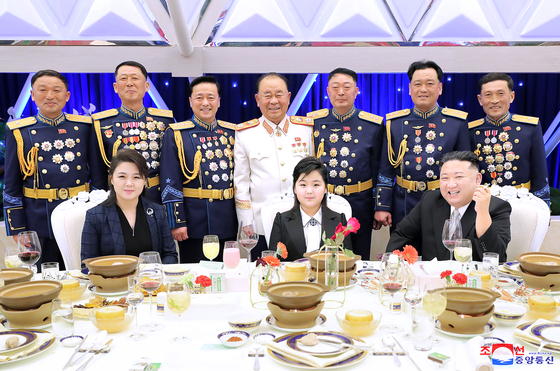 2023년 2월 북한의 인민군 창건일(건군절) 기념 연회에서 김정은 국무위원장이 딸 김주애가 양 옆으로 김정은, 이설주를 둔 채 정중앙에 앉은 모습. 노동신문=뉴스1.