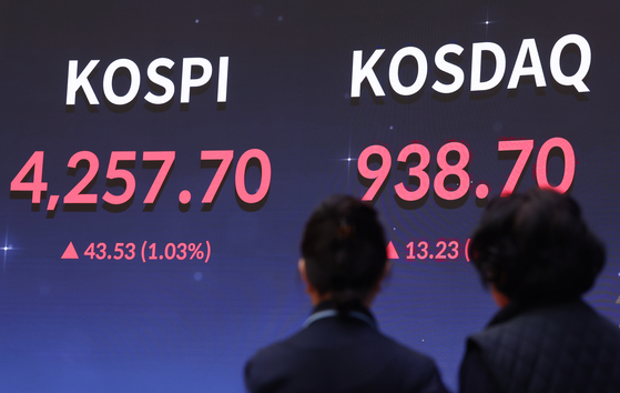 2일 오전 서울 영등포구 한국거래소 홍보관 현황판에 코스피, 코스닥 지수가 표시돼 있다. 연합뉴스 
