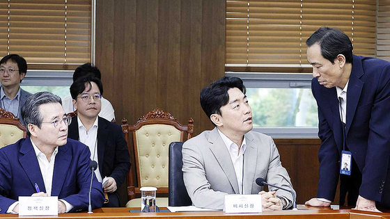  강훈식 대통령비서실장(가운데)과 우상호 청와대 정무수석(오른쪽)이 지난해 8월 서울 용산 대통령실 청사에서 열린 제7차 수석 보좌관회의에 앞서 대화하고 있다. 사진 왼쪽은 김용범 정책실장. 대통령실사진기자단