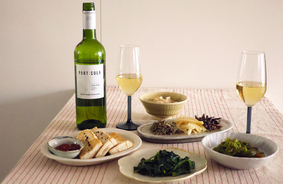 나물·조림·구이·볶음 등 한국인의 즐겨 먹는 반찬과 화이트 와인은 놀라울 정도로 궁합이 잘 맞는다. [사진 이영지]