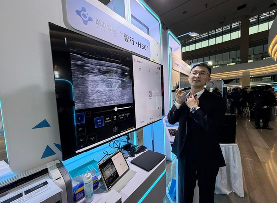 'AI 슈퍼리그의 밤' 행사 현장에서 한 기업이 AI 보조 의료 영상 진단 제품을 시연하고 있다. 신화통신