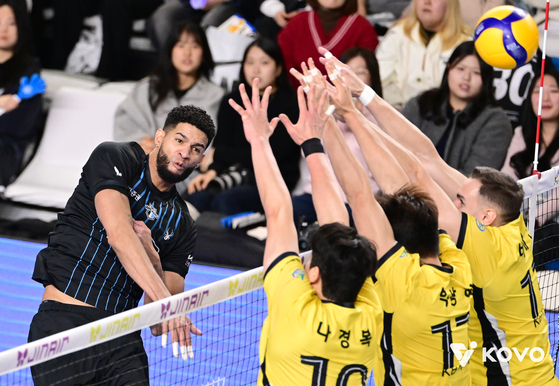 현대캐피탈 스카이워커스 (2024년~) - 프로배구 V리그 역대 최고 외국인 선수 레오는 2013년 삼성화재 유니폼을 입고 국내 무대에 데뷔한 뒤(맨 위 사진) OK금융그룹(가운데)을 거쳐 현 소속팀 현대캐피탈에서도 핵심 공격수로 활약 중이다. [사진 삼성화재, KOVO]