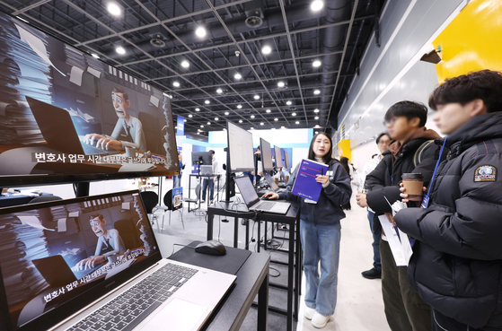 문체부 ‘한국인의 의식 조사’에서 64.3%가 AI 도입으로 일자리 불균형이 심화될 것이라고 답했다. 사진은 지난달 서울 서초구 aT센터 ‘2025 대한민국 법률 산업 박람회’에서 증거분석 인공지능(AI)을 시연하는 모습. [연합뉴스]