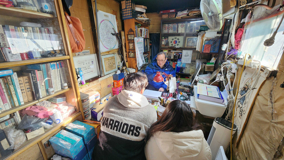 새해 첫날, 강남구의 한 철학원을 찾은 라모(33)씨, 이모(31)씨는 ″내년에 결혼해 날짜 받으러 왔다″며 ″각자 사주와 궁합을 봤는데, 회사가 좀 안정을 찾아 결혼 준비에 힘을 쏟고 싶다″고 했다. 이규림 기자