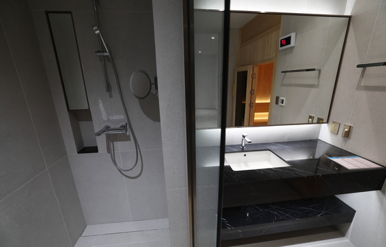 서울 용산 전 대통령실집무실 내 내실 안 화장실 모습. 청와대사진기자단 