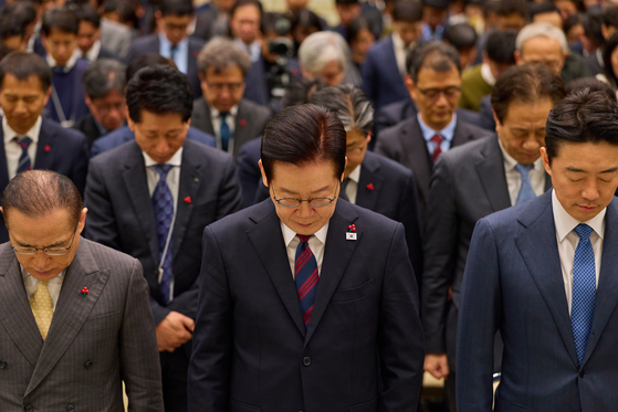 이재명 대통령이 2일 청와대 영빈관에서 열린 2026년도 청와대시무식에서 묵념을 하고 있다./2026.1.2. 청와대 제공