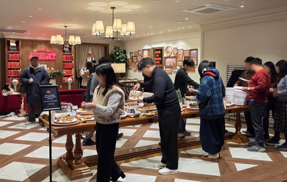 애슐리퀸즈가 시즌 한정으로 진행한 팝업 디저트 뷔페에 사람들이 몰려있는 모습. 사진 이랜드이츠