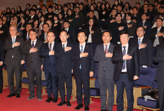 정동영 통일부 장관과 직원들이 2일 서울 종로구 정부서울청사 별관에서 열린 2026년 통일부 시무식에서 국기에 경례하고 있다. 연합뉴스.