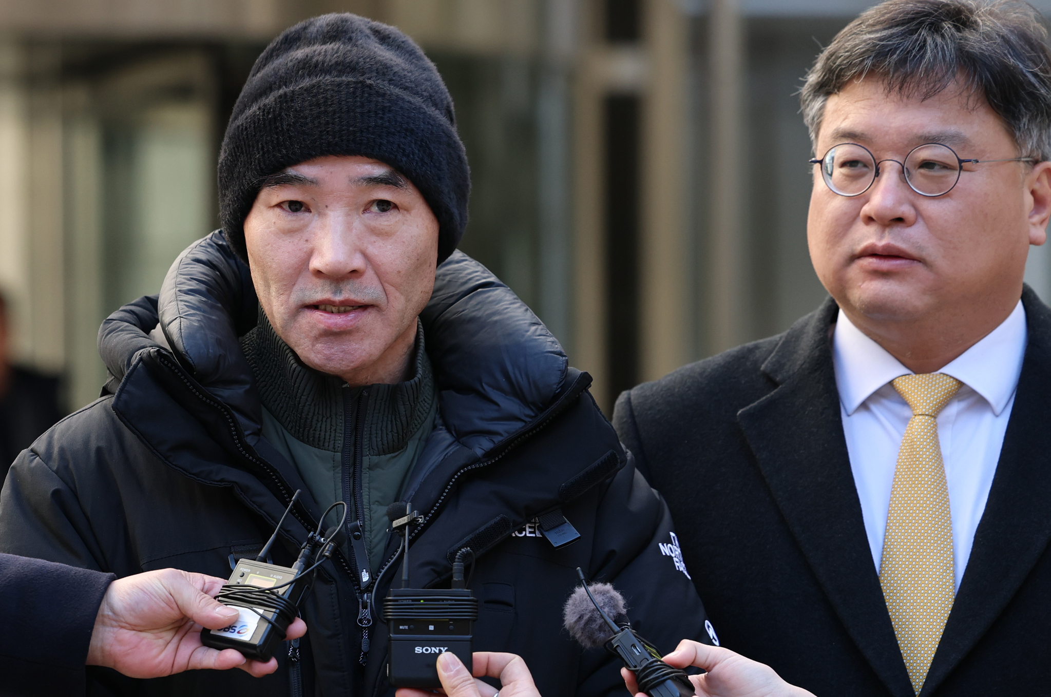 2020년 9월 서해에서 발생한 공무원 피격 사건과 관련해 유가족 이래진씨가 지난해 12월 26일 서울 서초구 서울중앙지방법원에서 열린 서훈 전 청와대 국가안보실장, 박지원 전 국정원장, 서욱 전 국방장관 등에 대한 1심 선고공판 뒤 법정을 나서며 발언하고 있다. 연합뉴스