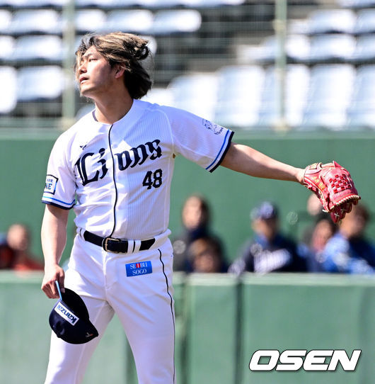 [OSEN=미야자키(일본), 지형준 기자] 프로야구 두산 베어스가 타선 침묵 속 구춘대회 첫 경기서 승리를 신고하지 못했다.이승엽 감독이 이끄는 두산 베어스는 26일 일본 미야자키 산마린 스타디움에서 열린 일본프로야구 세이부 라이온스와의 구춘대회 첫 경기에서 1-3으로 패했다. 두산은 이날 야구사랑으로 유명한 박정원 구단주가 직접 경기장을 방문해 선수들을 격려했다.세이부 이마이 타츠야가 투구를 준비하고 있다. 2025.02.26 /jpnews@osen.co.kr