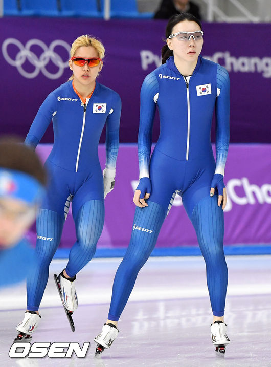 [OSEN=강릉, 민경훈 기자] 21일 오후 강원도 강릉 올림픽파크 스피드스케이팅장에서 '2018 평창동계올림픽' 여자 팀추월 7-8위 순위 결정전 경기가 열린다.경기 전 선수들이 몸을 풀고 있다. 한편 지난 19일 펼쳐진 스피드스케이팅 여자 팀추월 준준결승 결과는 국민적 공분을 불러일으켰다. 노선영은 지난 19일 여자 팀추월 준준결승에서 1바퀴를 남긴 상황에서 앞서 나간 김보름과 박지우를 따라잡지 못하면서 큰 간격이 벌어지는 상황이 연출됐다.이후 노선영을 챙기지 못하고 앞으로 나간 김보름과 박지우에게 비난을 쏟아졌다. 김보름의 인터뷰 태도까지 도마 위에 오르면서 논란이 더욱 커졌다. / rumi@osen.co.kr