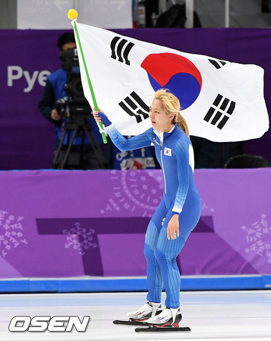 [OSEN=강릉, 민경훈 기자] 24일 오후 강원도 강릉 올림픽파크 스피드스케이팅장에서 '2018 평창동계올림픽' 스피드스케이팅 여자 매스스타트 결승 경기가 열렸다.한국 김보름이 2위로 레이스를 마친 뒤 태극기를 흔들며 관중들에게 인사를 하고 있다. /rumi@osen.co.kr