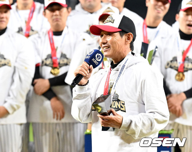 [OSEN=대전, 이대선 기자] 프로야구 LG 트윈스는 31일 대전 한화생명볼파크에서 열린 2025 신한 SOL뱅크 KBO 한국시리즈(7전 4선승제) 한화 이글스와의 5차전에서 4-1로 승리했다.정규시즌 1위 LG는 시리즈 전적 4승 1패로 통합우승 금자탑을 쌓았다. LG의 통합우승은 1990년, 1994년, 2023년에 이은 통산 4번째로, 염경엽 감독은 2023년 부임 후 3년 사이 팀을 두 차례나 정상에올려놓는 위대한 업적을 달성했다. 2023년 1위, 2024년 3위, 2025년 1위로 KBO리그에 트윈스 왕조 시대를 활짝 열었다.반면 2위 한화는 플레이오프를 거쳐 2006년 이후 19년 만에 한국시리즈 무대를 밟았지만, LG의 벽을 넘지 못하며 1999년 이후 26년 만에 통산 두 번째 우승이 무산됐다.우승 감독상을 수상한 LG 염경엽 감독이 소감을 말하고 있다. 2025.10.31 /sunday@osen.co.kr