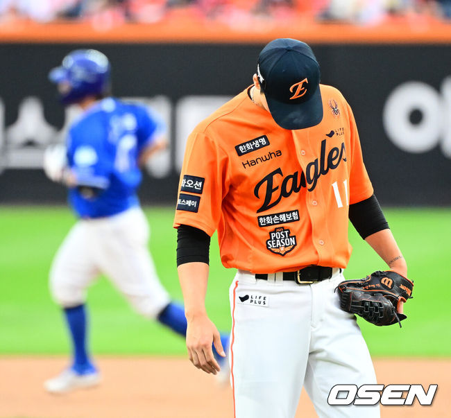 [OSEN=대전, 지형준 기자] 19일 오후 대전 한화생명볼파크에서 2025 신한 SOL Bank KBO리그 포스트시즌 플레이오프 2차전 한화 이글스와 삼성 라이온즈의 경기가 열렸다.한화는 라이언 와이스, 삼성은 최원태를 선발 투수로 내세웠다.9회초 2사 1루에서 한화 엄상백이 삼성 강민호에 좌월 투런포를 허용하며 아쉬워하고 있다. 2025.10.19 /jpnews@osen.co.kr