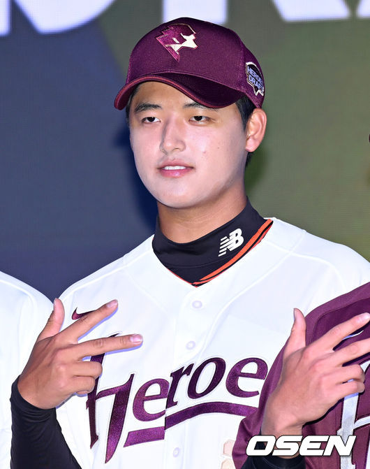 [OSEN=이대선 기자] 17일 오후 7일 오후 서울 롯데호텔 월드에서 ‘2026 KBO 신인 드래프트’가 열렸다.이번 드래프트는 전면 드래프트 방식으로 총 11라운드에 걸쳐 진행된다. 대상자는 총 1천261명으로, 고등학교 졸업 예정자 930명, 대학교 졸업 예정자 216명, 얼리 드래프트 신청자 51명, 해외 아마추어·프로 출신 선수 19명이다. 이 중 최대 110명이 KBO 10개 구단의 부름을 받게 된다.키움에 지명된 박준현이 기념촬영을 가지고 있다. 2025.09.17 /sunday@osen.co.kr