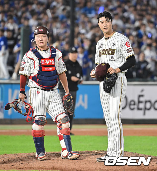 [OSEN=부산, 이석우 기자] 롯데 자이언츠 정보근, 윤성빈 035 2025.09.26 / foto0307@osen.co.kr