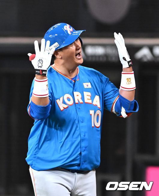 [OSEN=손용호 기자] 30일 일본 에스콘필드 홋카이도에서 ‘한일 드림 플레이어즈 게임’이 열렸다. 이 게임은 한국과 일본 프로야구를 대표했던 스타들이 총  출동해 양국의 우정을 이어간다.이대호가 홈런을 치고 기뻐하고 있다./spjj@osen.co.kr