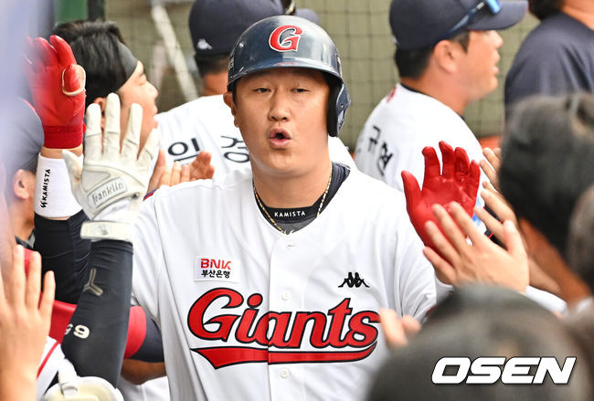 [OSEN=부산, 이석우 기자] 3일 부산 사직구장에서 ‘2022 신한은행 SOL KBO리그’ 롯데 자이언츠와 두산 베어스의 경기가 열렸다. 롯데 자이언츠 이대호가 5회말 1사 1루 좌월 2점 홈런을 치고 하이파이브를 하고 있다. 2022.10.03 / foto0307@osen.co.kr
