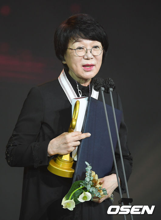 [OSEN=박준형 기자] 29일 서울 회기동 경희대학교 평화의 전당에서 제 11회 대한민국 대중문화예술상 시상식이 진행됐다.배우 장동윤과 장예원 전 아나운서가 진행을 맡은 '2020 대한민국 대중문화예술상' 시상식은 씨스타 출신 효린이 오프닝 공연을 선보이고, 피아니스트 진보라와 가수 존박이 드라마 OST '모든 날, 모든 순간'으로 호흡을 맞춘다. 이어 세븐틴과 나하은, JYJ 김준수와 기타리스트 정성하 등이 무대에 오른다.'2020 대한민국 대중문화예술상'은 이날 오후 6시부터 네이버 V앱을 통해 온라인 생중계되고 오는 11월1일 오후 6시에 SBS MTV에서 녹화방송된다.보관 문화훈장을 받은 성우 송도순이 소감을 말하고 있다.  / soul1014@osen.co.kr