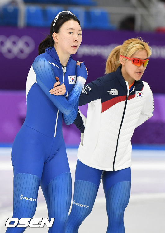 [OSEN=강릉, 민경훈 기자] 21일 오후 강원도 강릉 올림픽파크 스피드스케이팅장에서 '2018 평창동계올림픽' 여자 팀추월 7-8위 순위 결정전 경기가 열린다.경기 전 노선영과 김보름이 몸을 풀고 있다. 한편 지난 19일 펼쳐진 스피드스케이팅 여자 팀추월 준준결승 결과는 국민적 공분을 불러일으켰다. 노선영은 지난 19일 여자 팀추월 준준결승에서 1바퀴를 남긴 상황에서 앞서 나간 김보름과 박지우를 따라잡지 못하면서 큰 간격이 벌어지는 상황이 연출됐다.이후 노선영을 챙기지 못하고 앞으로 나간 김보름과 박지우에게 비난을 쏟아졌다. 김보름의 인터뷰 태도까지 도마 위에 오르면서 논란이 더욱 커졌다. / rumi@osen.co.kr