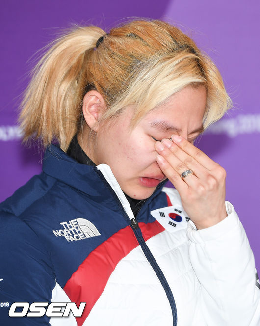 [OSEN=강릉,민경훈 기자] 20일 오후 강원도 강릉 아이스아레나 오벌 기자회견장에서 열린 '2018 평창 동계 올림픽 여자 스피드 스케이팅 팀추월 파문 긴급 기자회견에서 김보름이 생각에 잠겨 있다.이날 기자회견에는 백철기 감독 및 팀 추월 선수들이 참석했다. 하지만 팀 추월 왕따 당사자로 알려진 노선영은 긴급 기자회견에 참석하지 않았다.  파문의 주인공인 김보름이 참석했다.팀 추월의 파문은 전 날 일어났다. 김보름, 박지우, 노선영은 지난 19일 밤 강릉 스피드스케이트 경기장서 열린 여자 팀추월 준준결승서 3분 03초 76로 결승선을 통과했다.대표팀은 8개팀 중 7위에 그쳐 준결승 진출에 실패했다. 문제는 성적표가 아니었다. 경기 내용과 끝난 뒤의 행동이 물음표를 남겼다.김보름과 박지우는 노선영보다 한참 먼저 결승점에 들어오면서 논란이 됐다. 최종 3번째 주자의 기록으로 성적을 매기는 팀추월의 종목 특성상 드문 장면이었다. / rumi@osen.co.kr