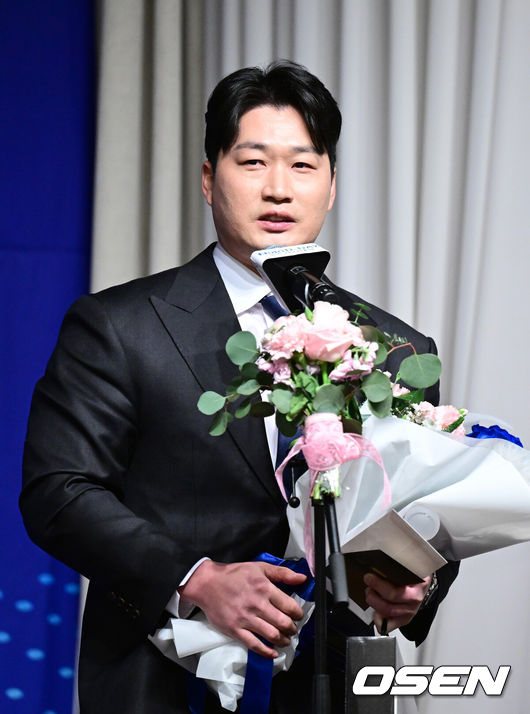 [OSEN=최규한 기자] 8일 오전 서울 청담동 리베라호텔에서 ‘2025 일구상 시상식’이 열렸다.이번 일구상은 최고 투수상 삼성 원태인, 최고 타자상 키움 송성문, 신인왕으로 KT 안현민 등을 선정했다.오승환이 일구대상을 수상한 뒤 소감을 전하고 있다. 2025.12.08 / dreamer@osen.co.kr