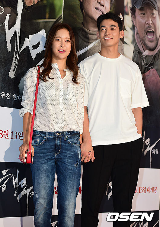 [OSEN=지형준 기자] 배우 김윤석, 박유천, 한예리, 이희준, 문성근, 김상호, 유승목 등이 출연하는 영화 '해무' VIP시사회가 28일 오후 서울 메가박스 코엑스에서 열렸다.백지영, 정석원 부부가 시사회에 참석해 포토타임을 하고 있다.'해무'는 만선의 꿈을 안고 출항한 여섯 명의 선원이 한 치 앞을 알 수 없는 해무 속 밀항자들을 실어 나르게 되면서 걷잡을 수 없는 사건에 휘말리게 되는 이야기를 다룬 작품.영화 '살인의 추억'의 각본을 쓴 심성보 감독이 연출을 맡았고 '괴물', '마더', '설국열차'의 봉준호 감독이 제작을 맡았다. 오는 8월 13일 개봉./ jpnews@osen.co.kr