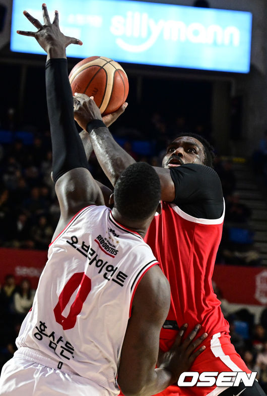 [OSEN=잠실학생체, 조은정 기자] 3일 오후 서울 잠실 학생체육관에서 ‘2025-2026 LG전자 프로농구’ 서울 SK와 안양 정관장의 경기가 열렸다.홈팀 서울 SK는 15승 12패로 5위, 방문팀 안양 정관은 18승 9패로 2위를 기록 중이다.3쿼터 SK 자밀 워니가 슛을 시도하고 있다. 2026.01.03 /cej@osen.co.kr