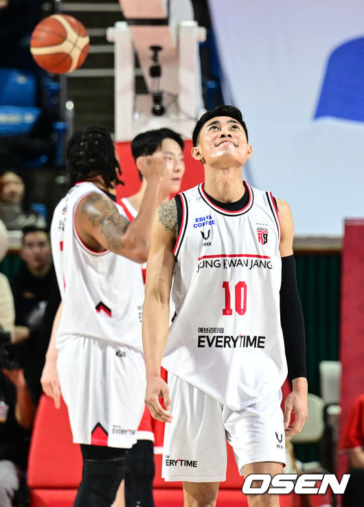 [OSEN=잠실학생체, 조은정 기자] 3일 오후 서울 잠실 학생체육관에서 ‘2025-2026 LG전자 프로농구’ 서울 SK와 안양 정관장의 경기가 열렸다.홈팀 서울 SK는 안양 정관장을 78-74로 꺾었다.정관장 아반도가 경기 종료까지 1초를 남겨둔 73-76으로 뒤지고 있는 상황에서 파울 자유투 3개 중 1개 만을 성공한 뒤 아쉬워하고 있다. 2026.01.03 /cej@osen.co.kr