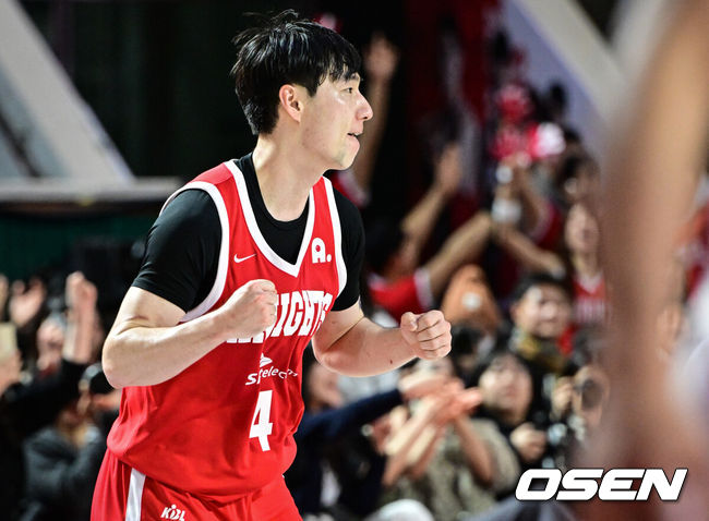 [OSEN=잠실학생체, 조은정 기자] 3일 오후 서울 잠실 학생체육관에서 ‘2025-2026 LG전자 프로농구’ 서울 SK와 안양 정관장의 경기가 열렸다.홈팀 서울 SK는 15승 12패로 5위, 방문팀 안양 정관은 18승 9패로 2위를 기록 중이다.4쿼터 SK 김낙현이 3점슛을 성공한 뒤 기뻐하고 있다. 2026.01.03 /cej@osen.co.kr