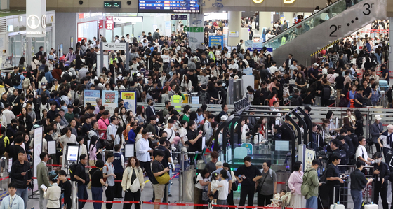 지난해 추석 연휴 붐비는 김해국제공항. 송봉근 기자. 