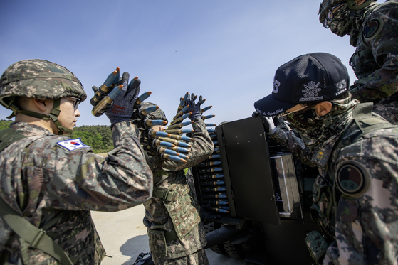 육군은 지난 5월 23일 교육사령부 예하 각 병과학교에서 '신임장교 지휘참모과정' 교육훈련에 참가한 장병들의 모습을 공개했다. 사진은 육군방공학교 신임장교들이 전문교관들과 함께 20mm 견인 발간포 탄약을 장전하는 모습. 사진 육군