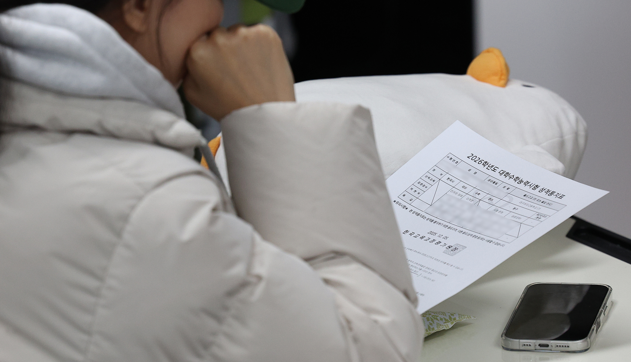 2026학년도 대학수학능력시험(수능) 성적표 배부일인 지난해 12월 5일 대구여자고등학교 3학년 교실에서 수험생이 수능 성적표를 확인하고 있다. 연합뉴스